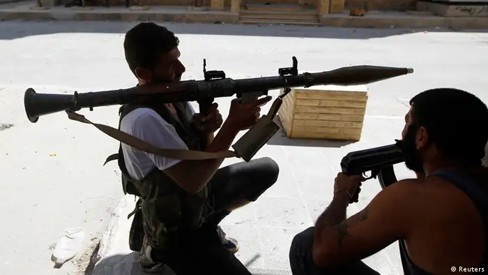 A Free Syrian Army fighter aims a RPG as he waits for Syrian Army tanks in the Salaheddine neighbourhood of central Aleppo August 10, 2012. REUTERS/Goran Tomasevic (SYRIA - Tags: CIVIL UNREST)