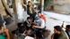 Un médecin donne un cours rapide de premiers soins d'urgence à des volontaires à Alep Un médecin donne un cours rapide de premiers soins d'urgence à des volontaires à Alep