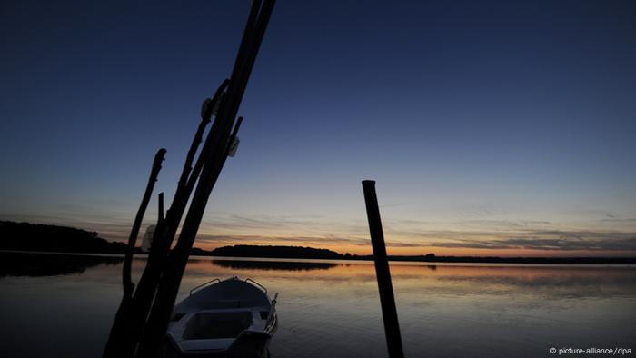 Abendliche Stimmung bei Sonnenuntergang über dem Neustädter Binnenwasser in Neustadt in Holstein, aufgenommen am 24.07.2012. Foto: Jens Kalaene dpa/lbn