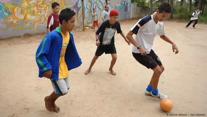 Fußball in Armenviertel in Brasilien (picture-alliance / dpa/dpaweb)