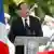Frankreichs Staatspräsident François Hollande an einem Rednerpult, im Hintergrund die französische Flagge. (Foto: Reuters)