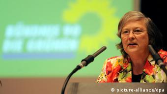 Die Grünen-Politikerin Bärbel Höhn am Rednerpult bei einem Parteitag der Grünen Foto: DPA
