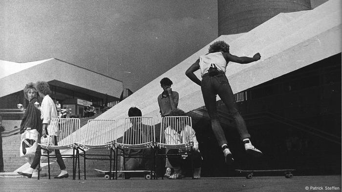 Erste Sprungübungen unter dem Fernsehturm - Skater in der DDR - zum Start von This ain't California am 16.08.2012 (Foto: Patrick Steffen)