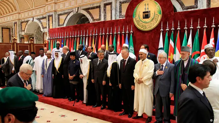Islamic countries' leaders pose for official photos before an extraordinary session of the Organization of Islamic Conference in Mecca, Saudi Arabia, Tuesday, Aug. 14, 2012. Saudi Arabia’s King Abdullah hosted the conference, a body of 57 member states, which agreed to discuss suspending Syria’s membership. (Foto:AP/dapd)