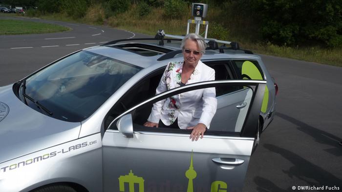Forschungsministerin Annette Schavan testet das selbststeuerende Auto AutoNOMOS (Foto: DW/Richard Fuchs)