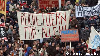 Studentendemonstration mit Plakaten Foto: Ralf Hirschberger/lsn dpa - Report
