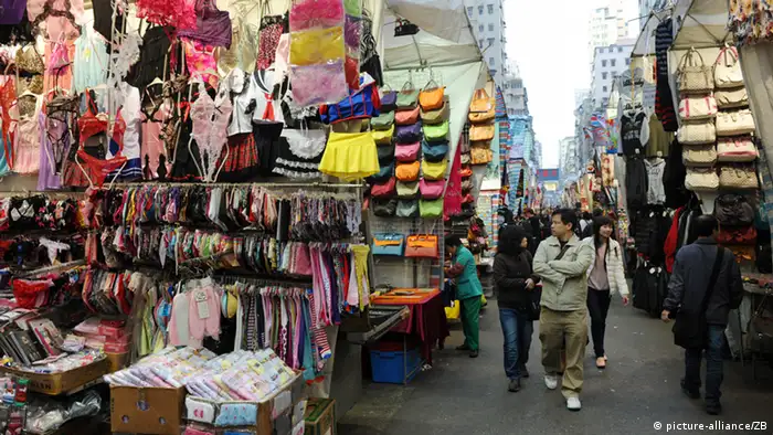 香港旺角通菜街，俗称“女人街”，是当地著名旅游热点