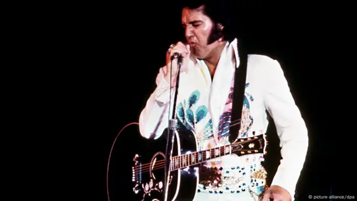 Elvis Presley auf der Bühne (picture-alliance/dpa)
