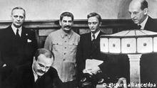 ARCHIV - Am 24. August 1939 unterzeichneten der Außenminister des Deutschen Reiches, Joachim von Ribbentrop (l) und der sowjetische Außenminister Wjatscheslaw Molotow (vorn) in Moskau den deutsch-russischen Nichtangriffspakt. Hinten neben Ribbentrop Josef Stalin, ganz rechts Friedrich Gaus, daneben U. Pavlov. Der Hitler-Stalin-Pakt bleibt auch 70 Jahre nach seinem Abschluss am Vorabend des Zweiten Weltkrieges am 1. September 1939 für Polen ein nationales Trauma. Das Bündnis zwischen den beiden mächtigeren Nachbarn Polens, Deutschland und Russland steht im kollektiven Bewußtsein für die «vierte Teilung» des Landes. Der Einmarsch der Roten Armee am 17. September in Ostpolen - eine direkte Folge des Vertrages - sei ein «Dolchstoß Foto: dpa (zu dpa-Korr Hitler-Stalin-Pakt bleibt für Polen ein Trauma vom 19.08.2009) +++(c) dpa - Bildfunk+++