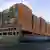 Bremen/ ARCHIV: Das Containerschiff Bremen Express der Reederei Hapag Lloyd liegt am Container Terminal Bremerhaven (Foto vom 03.03.08). Die Reederei Hapag-Lloyd hat im zweiten Quartal den Umsatz kraeftig gesteigert und zugleich ihre Verluste eingedaemmt. So legten die Erloese um 21 Prozent auf 1,8 Milliarden Euro zu, wie das Unternehmen am Dienstag (14.08.12) in Hamburg mitteilte. Unter dem Strich stand dabei ein Minus von rund 7 Millionen Euro. Im Vorjahreszeitraum waren es noch 11 Millionen Euro gewesen. (zu dapd-Text) Foto: Hero Lang/dapd