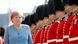 Kanzlerin Merkel schreitet die Ehrengarde beim Empfang in Ottawa ab (Foto: Reuters) Kanzlerin Merkel schreitet die Ehrengarde beim Empfang in Ottawa ab (Foto: Reuters)