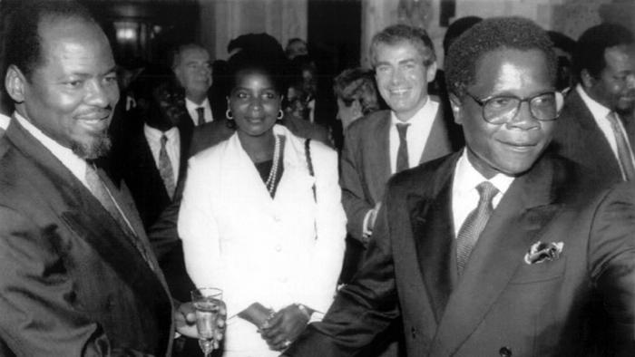 Apertar das mãos entre Joaquim Chissano (FRELIMO, à esquerda) e Afonso Dhlakama (RENAMO, à direita) em Roma no dia 4 de outubro de 1992