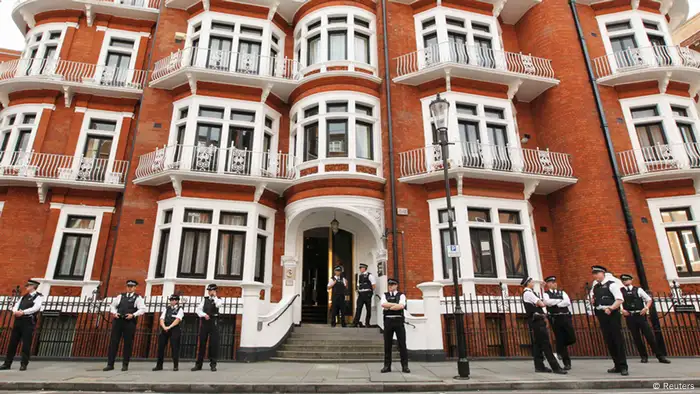 Police gather outside the Ecuador embassy in west London, August 16, 2012. Ecuador has granted political asylum to WikiLeaks' founder Julian Assange, Foreign Minister Ricardo Patino said on Thursday, a day after the British government threatened to storm the Ecuadorean embassy in London to arrest the former hacker. REUTERS/Olivia Harris (BRITAIN - Tags: POLITICS CRIME LAW)