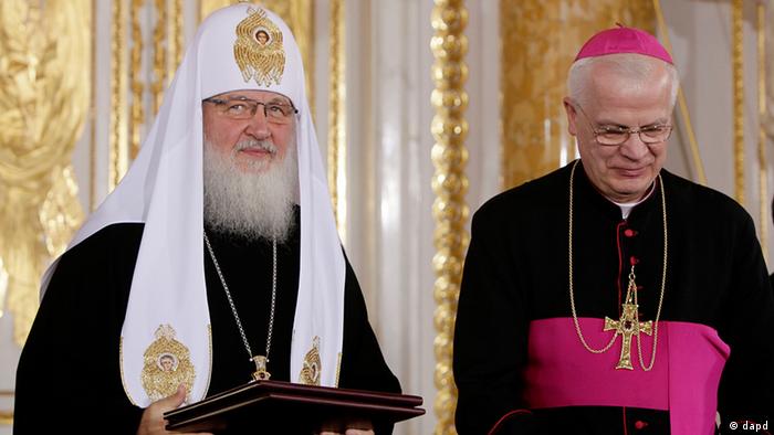 Der russisch-orthodoxe Patriarch Kirill I. (l) und der Vorsitzende der polnischen katholischen Bischofskonferenz, Erzbischof Józef Michalik, im Warschauer Königsschloss (Foto: dapd)