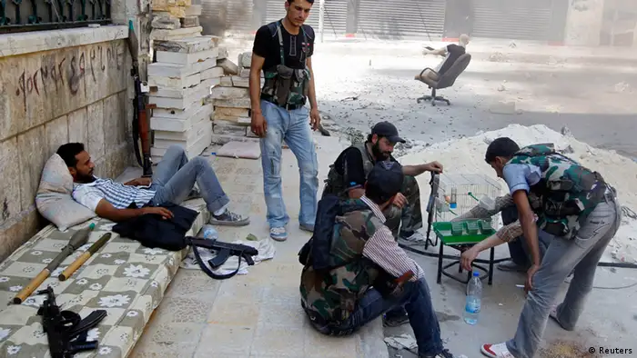 Free Syrian Army fighters take a break from the clashes in the Salaheddine neighbourhood of central Aleppo August 17, 2012. REUTERS/Goran Tomasevic (SYRIA - Tags: CIVIL UNREST CONFLICT MILITARY POLITICS TPX IMAGES OF THE DAY)