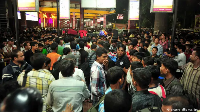 epa03363389 Hundreds of migrant students and workers from north-eastern part of Assam gather at the city's railway station to catch a train after a rumour of possible violence spread 15 August 2012, Bangalore, 16 August 2012. Police in the southern Indian city of Bangalore on 16 August denied rumours of attacks on migrants from the north-east after thousands of students from that region fled the city. At least 5,000 people, mostly students, left on special trains late 15 August in response to rumours spread by telephone text messages of imminent targeted attacks, the IANS news agency reported. The purported upcoming attacks would be in revenge for recent ethnic violence in the north-eastern state of Assam that killed 74 people, mostly Muslim settlers, IANS reported. EPA/JAGADEESH NV +++(c) dpa - Bildfunk+++