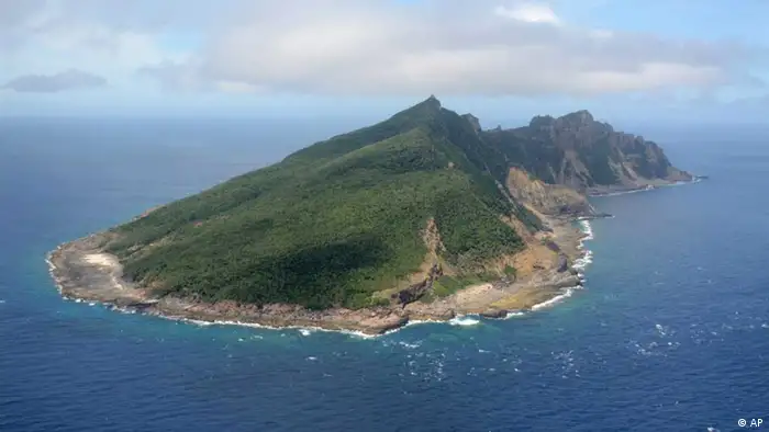 In this June 2011 photo, the aerial view shows Uotsuri Island, one of the islands of Senkaku in Japanese and Diaoyu in Chinese, in East China Sea. Hong Kong activists trying to reach disputed islands claimed by Japan, China and Taiwan said Wednesday that they were being tailed by Japanese government ships trying to stop them, as territorial disputes continue to raise tensions among Asian powerhouses. (Foto:Kyodo News/AP/dapd) JAPAN OUT, MANDATORY CREDIT, NO LICENSING IN CHINA, HONG KONG, JAPAN, SOUTH KOREA AND FRANCE // eingestellt von nis