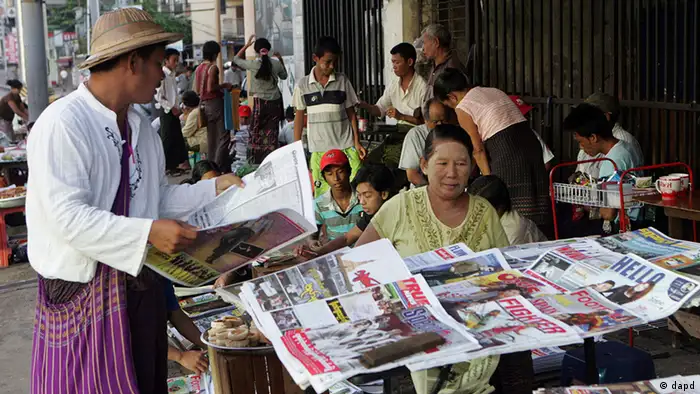 In this Sunday, June 10, 2012 photo, a man buys a weekly news journal at a roadside newspaper stand in Yangon, Myanmar. The country's mushrooming media is poised at the crossroads. Media censorship is due to end this month. But journalists fret that the censorship may be replaced by new kinds of repression, including crackdowns - after the fact - over stories that previously would simply never have been published. (Foto:Khin Maung Win/AP/dapd)