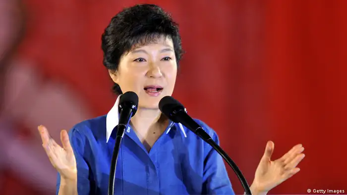 Park Geun-hye (* 2. Februar 1952 in Gumi) ist die Parteivorsitzende der konservativen Saenuri-Partei Südkoreas. Park Geun-Hye, the daughter of assassinated dictator Park Chung-Hee, speaks after she was elected as a presidential candidate during a national convention of the New Frontier Party for a presidential primary in Goyang, north of Seoul, on August 20, 2012. South Korea's ruling party overwhelmingly voted for veteran politician Park Geun-Hye as its presidential candidate, the first time a major Korean party has chosen a woman to run for the post. AFP PHOTO / JUNG YEON-JE (Photo credit should read JUNG YEON-JE/AFP/GettyImages)
