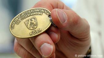 Ansicht der Dienstmarke eines Mitarbeiters der Steuerfahndung mit der Aufschrift Finanzamt für Steuerstrafsachen und Steuerfahndung - Köln