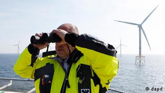 Nicht nur Windräder im Blick: Bundesumweltminister Altmaier Foto: Focke Strangmann/dapd