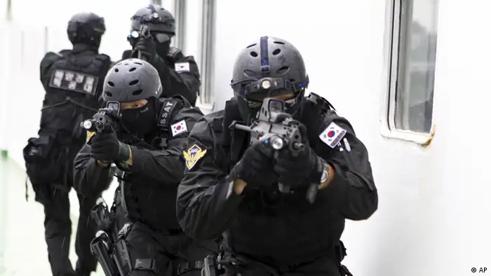 South Korean special police officers aim their weapons during an anti-terror exercise at Ulchi Freedom Guardian exercise, on a passenger ship at Pyeongtaek port, South Korea, Monday, Aug. 20, 2012. South Korea and the United States have begun annual military drills that North Korea calls a precursor to war. (Foto:Yonhap, Kim Jong-shick/AP/dapd) KOREA OUT