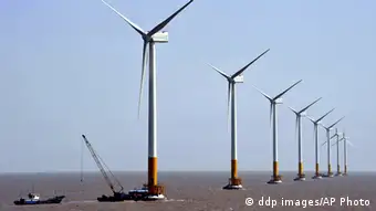 BU= Großer Boom: Die Windkraft ist in China nach Wasserkraft und Biomasse die wichtigste erneuerbare Energiequelle. Bis 2015 will das Land seine Kapazitäten verdoppeln. ------------------------------------------------------------------------------------------- In this photo taken on Wednesday, March 17, 2010, wind turbines of the Donghai Bridge Offshore Wind Farm are seen near the Donghai Bridge in Shanghai, China. The Chinese government will spend billions of dollars on building nuclear and solar power plants, wind farms and on research into renewable energy technology.