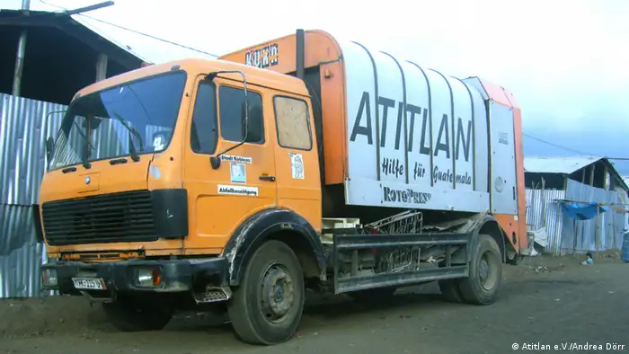 +++Atitlan e.V./Andrea Dörr+++ Müllwagen in Panabaj Santiago Jürgen Katt vom Atitlan e.V. begann 1990 ausrangierte, deutsche Müllwagen nach Guatemala zu bringen, um dort ein Müllentsorgungssystem aufzubauen. Atitlan e.V. setzt sich für den Schutz des Atitlansee ein. Weite Infos: http://www.atitlan-ev.de/