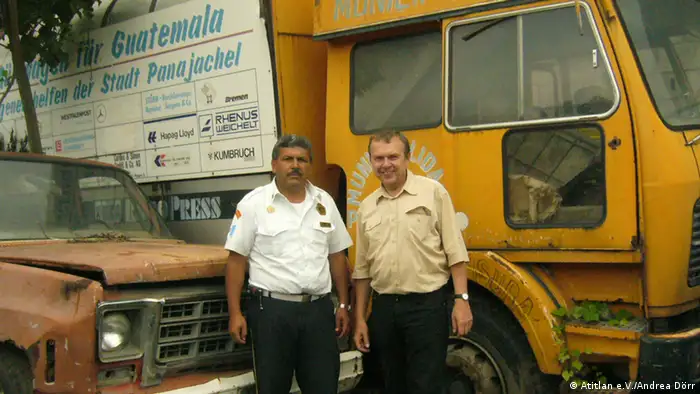 +++Atitlan e.V./Andrea Dörr+++ Vorsitzender der Bombers und Jürgen Katt mit dem ersten Müllfahrzeug, das von ihm vor 20 Jahren nach Panabaj gebracht wurde. -------------------------------------------------------- Jürgen Katt vom Atitlan e.V. begann 1990 ausrangierte, deutsche Müllwagen nach Guatemala zu bringen, um dort ein Müllentsorgungssystem aufzubauen. Atitlan e.V. setzt sich für den Schutz des Atitlansee ein. Weite Infos: http://www.atitlan-ev.de/