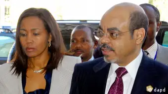 FILE - In this Jan. 30, 2011 file photo, Ethiopian Prime Minister Meles Zenawi, right, with first lady Azeb Mesfin, arrives at African Union summit in Addis Ababa, Ethiopia. Meles died Monday, Aug. 20, 2012 following weeks of illness, Ethiopian State media reported. He was 57. (Foto:Samson Haileyesus, File/AP/dapd)