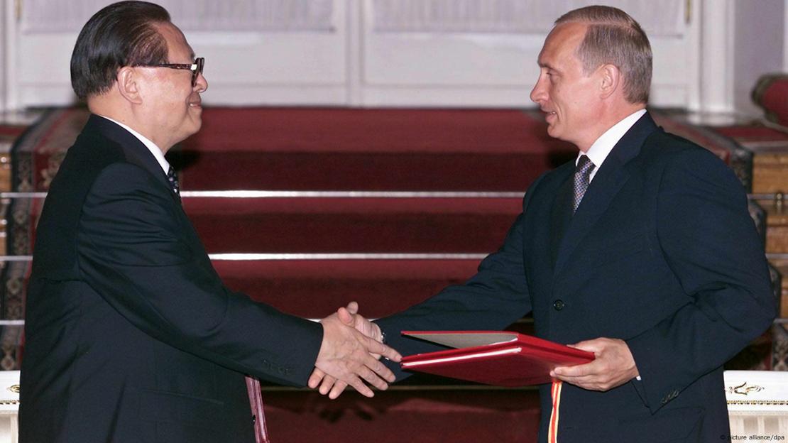 中国前国家主席江泽民和俄罗斯总统普京2001年7月在莫斯科签署睦邻友好合作条约