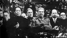 1949年10月1日中华人民共和国宣布成立的第二天，苏联成为第一个与中国建立外交关系的国家。年底，毛泽东赴莫斯科访问，并在苏联停留两个多月，参加了斯大林70岁生日庆生活动（图）。事后毛泽东抱怨受到斯大林的冷遇，以及签约会谈进展不顺利。1950年2月14日，毛泽东在莫斯科签署《中苏友好同盟互助条约》，中苏两国结为盟友。
