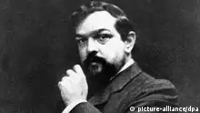 ARCHIV - Zeitgenössisches Porträt des französischen Komponisten Claude Debussy (1861-1918). Basel, München, Salzburg, London, Paris: Claude Debussy gibt in diesem Jahr in den Konzertsälen und Opernhäusern den Ton an. Gespielt werden «Images» und «Clair de lune» - seine bekanntesten und beliebtesten Klavierwerke - aber auch seine sinfonischen Werke und Opern wie «Nachmittag eines Fauns», «La Mer» und «Pelléas et Mélisande». Werke, die heute weltweit zum Standardrepertoire großer Opernhäuser gehören, zu Lebzeiten des französischen Komponisten in ihrer Radikalität seine Zeitgenossen überraschten oder schockierten. Foto: dpa (zu dpa-Korr-Bericht: «Claude Debussy: Visionär, Rebell und Impressionist» vom 21.08.2012) +++(c) dpa - Bildfunk+++