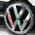 Eine südafrikanische Flagge spiegelt sich am Samstag (19.06.2010) im Volkswagen-Werk im südafrikanischen Uitenhage bei Port Elizabeth in einem VW-Emblem eines VW Polo. VW beschäftigt an dem Standort etwa 5600 Mitarbeiter. Etwa 100.000 Fahrzeuge werden jährlich produziert, ca. 40.000 davon sind für den Export bestimmt. Foto: Friso Gentsch/Volkswagen