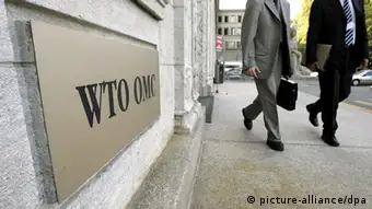 Delegates pass in front of the World Trade Organization (WTO) headquarters in Geneva, Switzerland, Friday, 27 July 2006, prior to the opening session of the WTO General Council. EPA/MARTIAL TREZZINI +++(c) dpa - Bildfunk+++