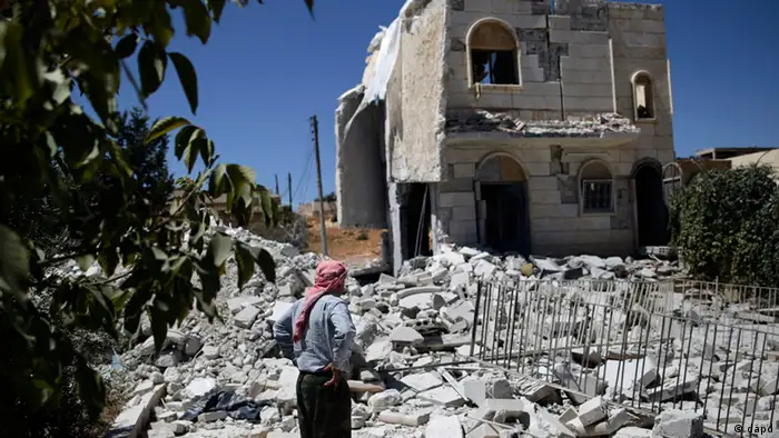 Syrian Nasif Hashoum, 54, looks at the rubble of a house destroyed in a Syrian government airstrike in Anadan, on the outskirts of Aleppo, Syria, Wednesday, Aug. 22, 2012. (Foto:Muhammed Muheisen/AP/dapd)