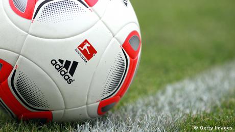 Ein Fußball mit Werbung von Adidas und dem Logo der Bundesliga (ein Spieler, der einen Ball schießt) und der Aufschrift „Bundesliga„ (Quelle: Getty Images)