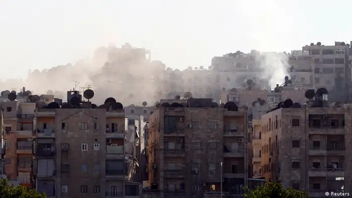 Smoke billows from buildings during clashes between Syrian rebels and pro-government forces in the Seif El Dawla district in the center of Aleppo city August 22, 2012. REUTERS/Youssef Boudlal (SYRIA - Tags: CONFLICT CIVIL UNREST POLITICS)