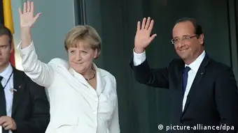 Bundeskanzlerin Angela Merkel (CDU) begrüßt am Donnerstag (23.08.2012) Frankreichs Präsident Francois Hollande vor dem Bundeskanzleramt in Berlin zu Beginn eines Arbeitstreffens. Foto: Britta Pedersen dpa/lbn +++(c) dpa - Bildfunk+++)