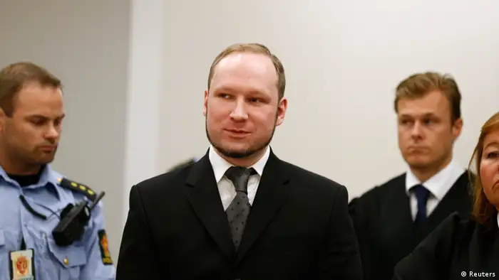 Norwegian mass killer Anders Behring Breivik (C) arrives in the court room at Oslo Courthouse August 24, 2012. The Norwegian court delivers its verdict in the ten-week trial of gunman Breivik on Friday, deciding whether to send the anti-Muslim militant to jail or a mental hospital for the massacre of 77 people last summer. REUTERS/Heiko Junge/NTB Scanpix/Pool (NORWAY - Tags: CRIME LAW)