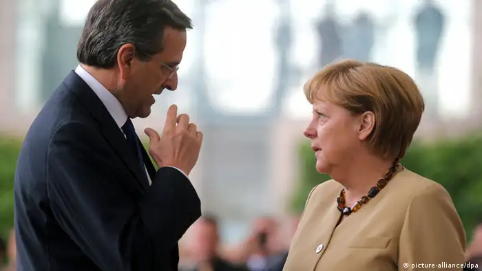 Der griechische Ministerpräsident Antonis Samaras wird am Freitag (24.08.2012) von Bundeskanzlerin Angela Merkel (CDU) vor dem Bundeskanzleramt in Berlin begrüßt. Thema des Treffens ist das weitere Vorgehen in der Euro-Schuldenkrise. Foto: Kay Nietfeld dpa