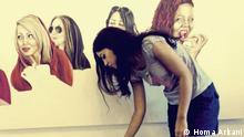 Die Künstlerin Homa Arkani thematisiert das Dilemma in dem sich die junge iranische Generation befindet. Gefangen zwischen Tradition und Moderne, entwickeln besonders die iranischen Mädchen Identitätskrisen. Arkanis wird im Iran verwehrt, ihre Malereien öffentlich zu präsentieren.