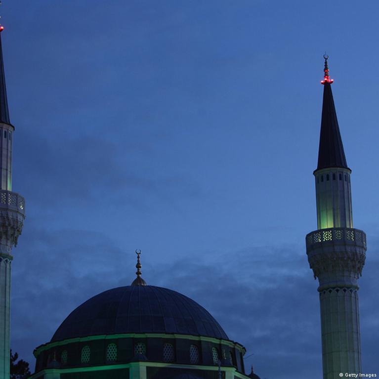 Video yonidan otayotgan qizlarga erkalash