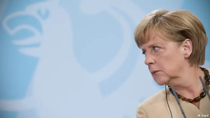 Berlin/ Bundeskanzlerin Angela Merkel (CDU) blickt am Freitag (24.08.12) im Bundeskanzleramt in Berlin waehrend einer Pressekonferenz, die im Anschluss an ein Gespraech mit dem griechischen Ministerpraesidenten Samaras stattfindet, zur Seite. (zu dapd-Text) Foto: Maja Hitij/dapd