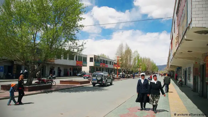 People stroll on a street in Tashkurgan in the Xinjiang Uygur Autonomous Region, China, near the border with Pakistan on May 7, 2011. Photo: Kyodo/MAXPPP