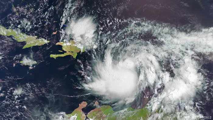 Satellitenbild vom Tropensturm «Isaac» aufgenommen am Donnerstag (23.08.2012) über der Karibik.«Isaac» rast auf die Küste Floridas zu.Derzeit befindet sich der Tropensturm nach Angaben des Nationalen Hurrikan-Zentrums in Miami in der Karibik. Foto: EUMETSAT 2012 dpa (Nur zur redaktionellen Verwendung / Als Urheber EUMETSAT 2012 angeben!)