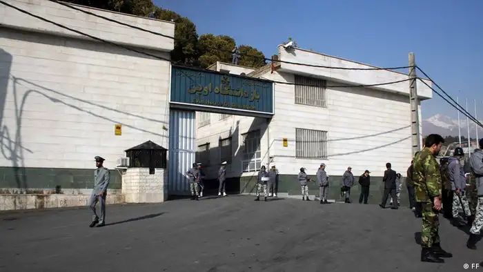 Evin Gefängnis in Teheran im Iran. Es liegt am nördlichen Stadtrand von Teheran und entstand 1971 durch den Umbau des ehemaligen Domizils von Seyyed Zia'eddin Tabatabaee. Das Evin-Gefängnis ist berüchtigt für die politischen Häftlinge des Iran