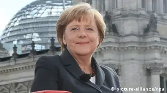 Bundeskanzlerin Angela Merkel (CDU) sitzt am Sonntag (26.08.2012) in Berlin beim Sommerinterview von der ARD mit den Moderatoren Ulrich Deppendorf (ARD) und Rainald Becker (r) zusammen. Das Interview, das auf der Terrasse des Marie-Elisabeth-Lüders-Hauses aufgezeichnet wurde, wird am Abend im Bericht aus Berlin ausgestrahlt. Foto: Stephanie Pilick dpa