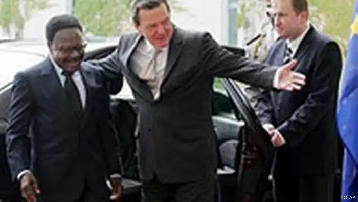 Gerhard Schröder und El Hadj Omar Bongo Ondimba, Präsident von Gabun (AP)