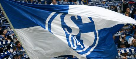 Fans des FC Schalke 04 mit Fahnen ihres Vereins im Stadion
